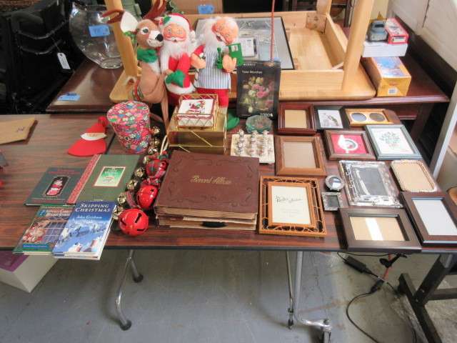 lot 324 image: VINTAGE RECORDS, PICTURE FRAMES AND HOME DECORATIONS