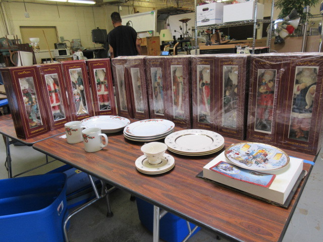 lot 334 image: HOLIDAY DISHES AND PORCELAIN SANTAS OF THE WORLD