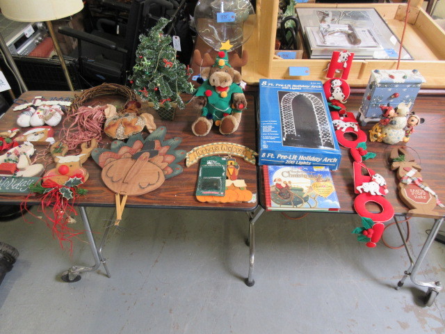 lot 335 image: DOOR HANGINGS, LIGHTED ARCH AND MORE