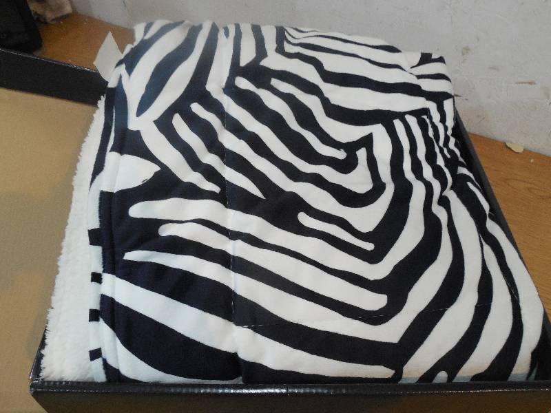 lot 53 image: McLeland Design 3-in-1 Throw