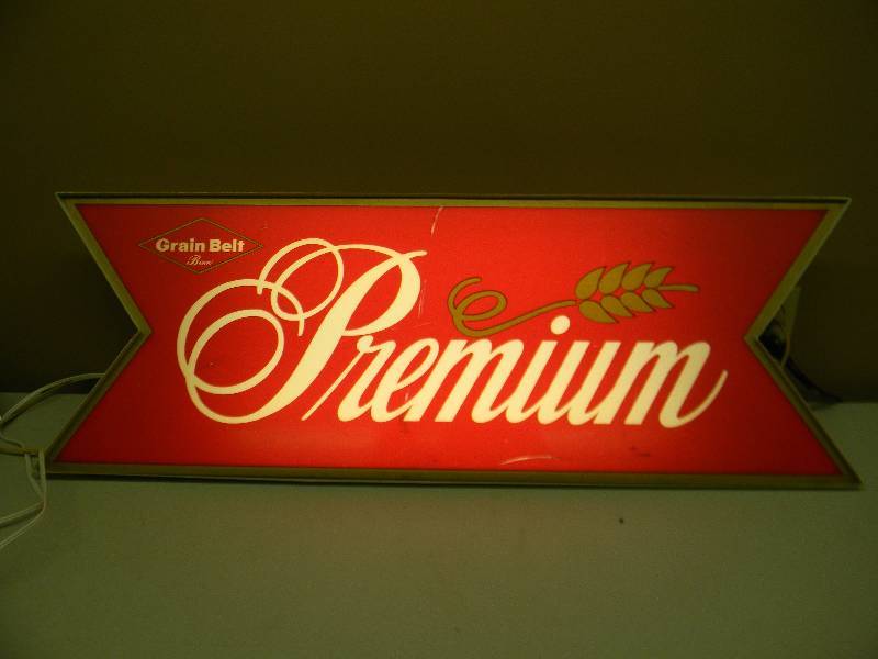 lot 2 image: VINTAGE & RARE GRAIN BELT PREMIUM BAR LIGHT - WORKS - GOOD CONDITION FOR ITS AGE - APPROX 37BY 13 - SEE PICTURES