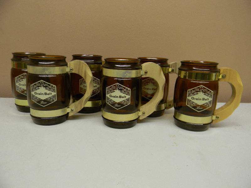 lot 4 image: 6 VINTAGE GRAIN BELT BEER MUGS - Amber Glass Wood Handle - SEE PICTURES