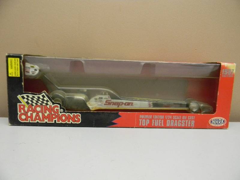 lot 38 image: RACING CHAMPIONS PREMIER EDITION 124 SCALE DIE CAST T8 TOP FUEL DRAGSTER 1997 EDITION - RARE - SEE PICTURES