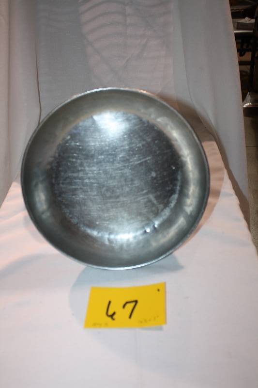 lot 67 image: Bowls