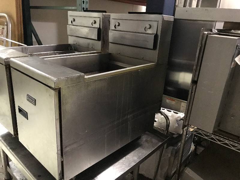 lot 28 image: Pitco counter top gas fryer, Model #SCG, 35lb, 75,000 BTU, nat gas, NSF