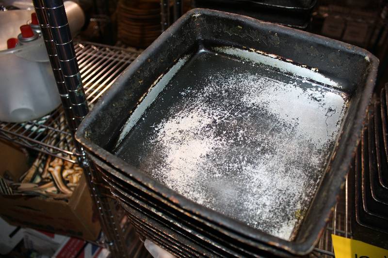 lot 198 image: Square Baking Pans