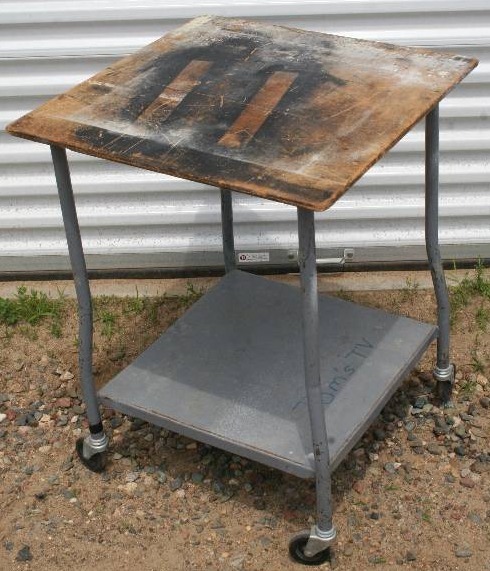 lot 7 image: Rolling Utility Table