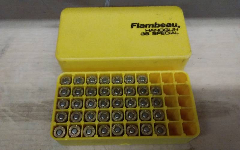 lot 9 image: 39-Count 32 Cal. Smith & Wesson With Case