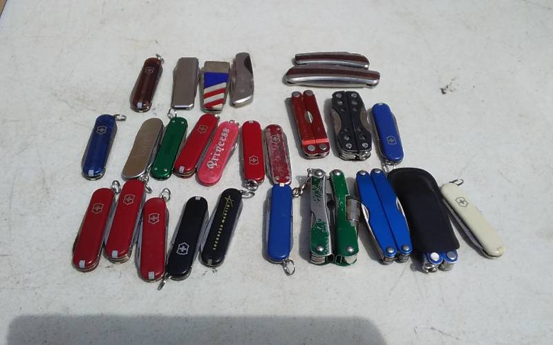 lot 23 image: Collection Of Pocket Knives (1-Gerber Clutch)