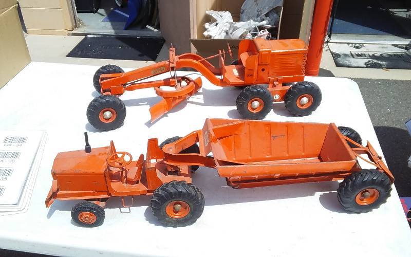 lot 28 image: Vintage Model Toys-Adams Motor Grader No. 512, Euclid Truck & Pioneer Trailer