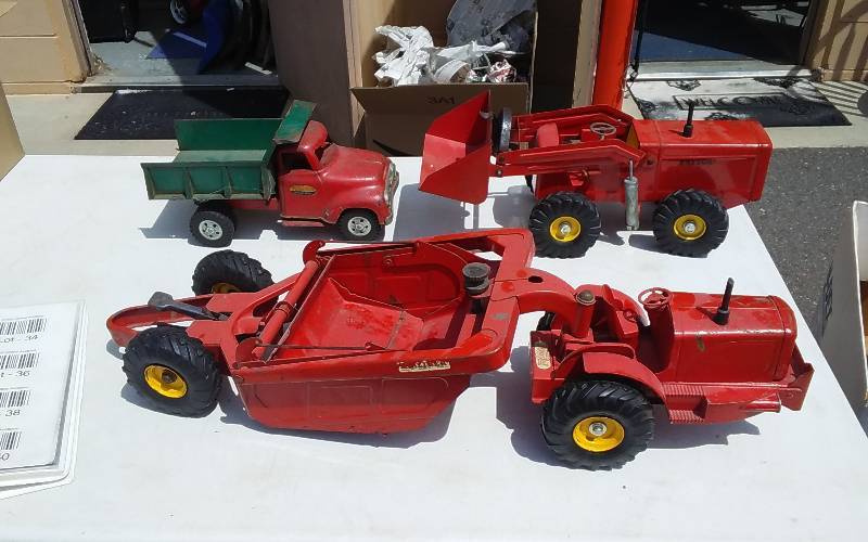 lot 29 image: Vintage Model Toys Heiliner, Vintage Tonka Toys Dump Truck, Vintage Hough Toys Payloader