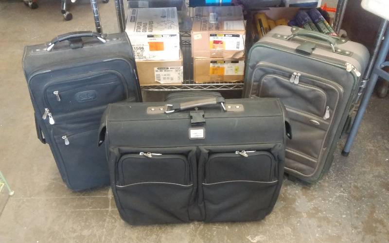 lot 59 image: 3-Piece Rolling Luggage