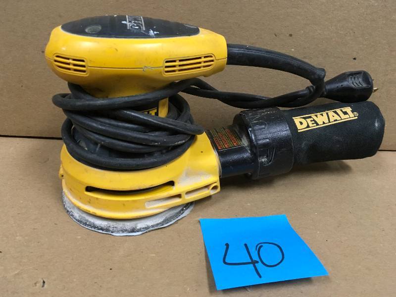 Dewalt 5 in. Random Orbital Sander  in working conditions