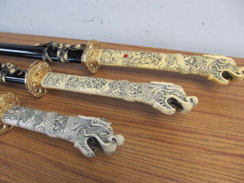lot 165 image: Set of 3 Dragon Handled Decorative Chinese Swords