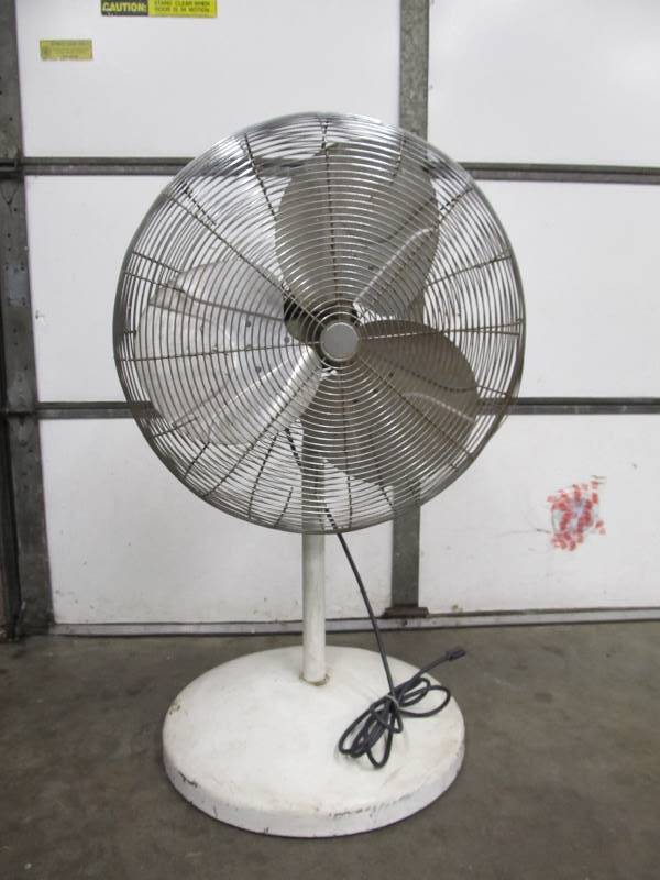 lot 167 image: Large Heavy Duty 24 Industrial Fan