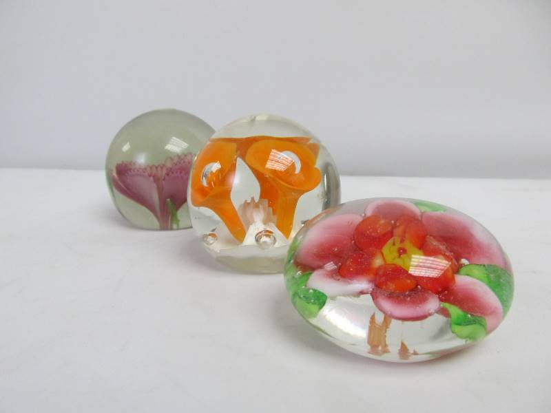 lot 195 image: 3 Vintage Art Glass Paperweights