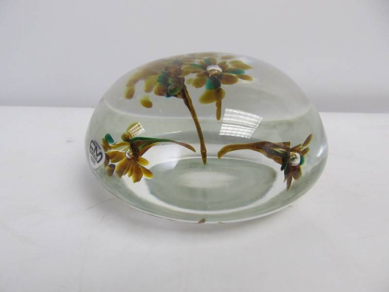 lot 196 image: LARGE Vintage FM KONSTGLAS Paperweight - Hand Made in Sweden