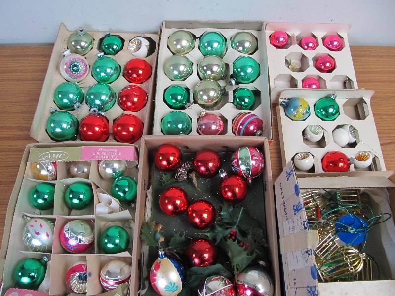 lot 197 image: Large Lot of Vintage Glass Christmas Ornaments