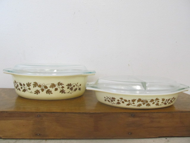 lot 48 image: Set of 2 Vintage Golden Acorn PYREX Casserole Dishes w Lids
