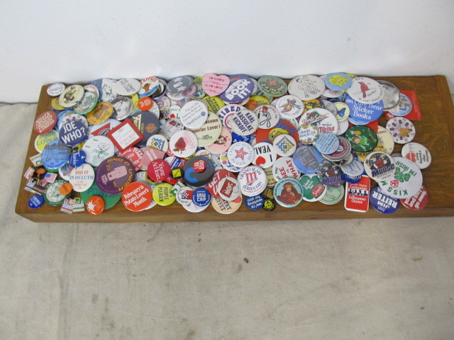 lot 72 image: Large Lot of Vintage Buttons