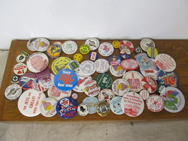 lot 73 image: Large Lot of Vintage Buttons