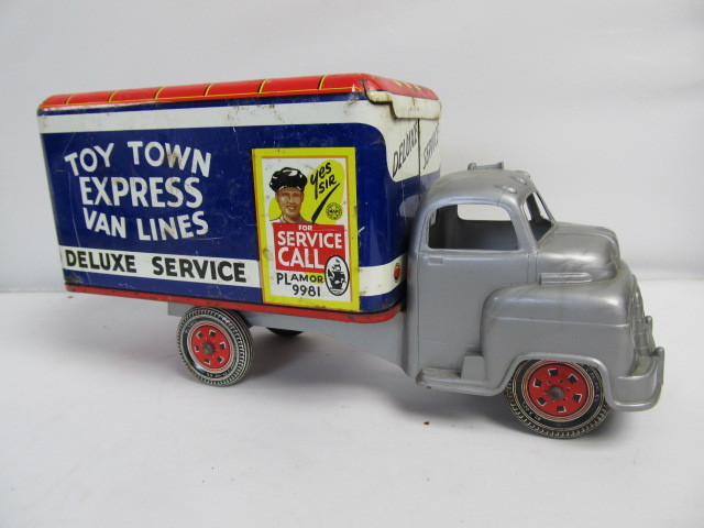 lot 105 image: Vintage 1950s MARX Tin Toy Delivery Truck