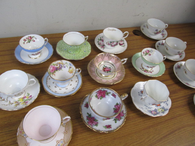 lot 115 image: Lot of 13 Vintage Teacup & Saucer Sets
