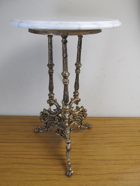 lot 122 image: Marble Top Gilt Metal CocktailLamp Table