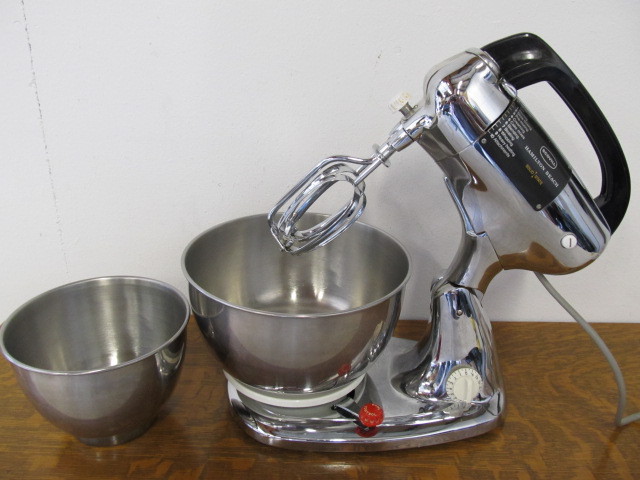 lot 148 image: Working Vintage Hamilton Beach Chrome Mixer wBowls