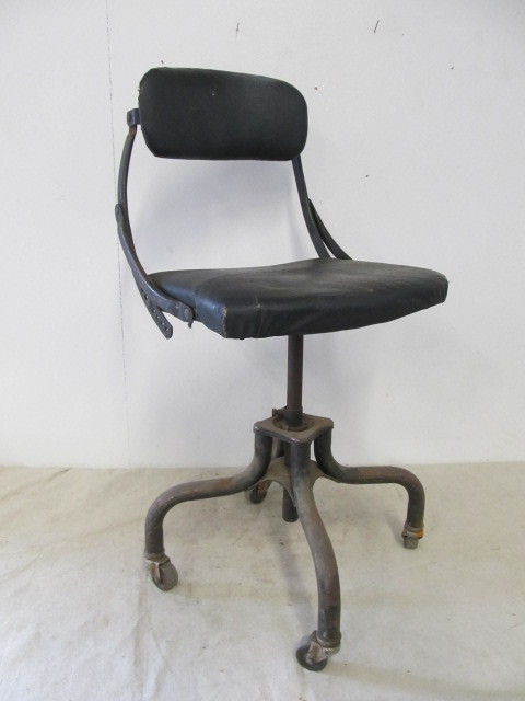 lot 152 image: Vintage Industrial DO-MORE Rolling Shop Chair