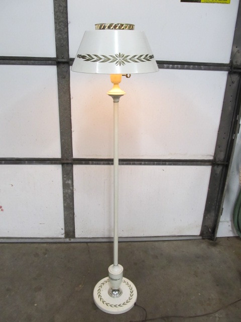 lot 190 image: Mid Century Tole Painted Metal Floor Lamp