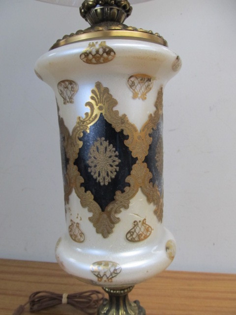 lot 208 image: Large Vintage Art Glass Table Lamp