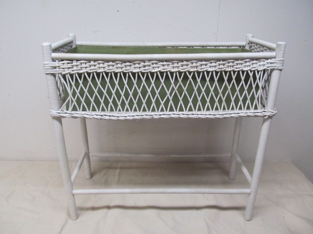 lot 209 image: White Wicker Planter Box