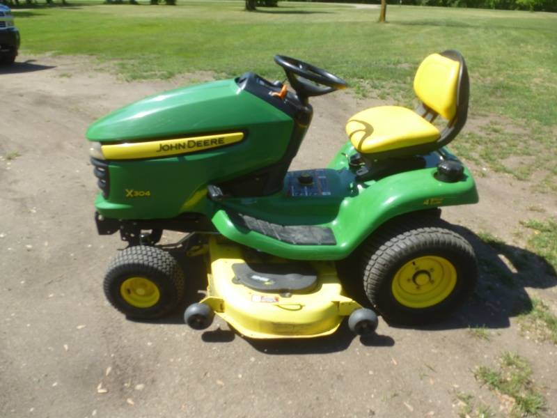 lot 6 image: John Deere X304 Lawn Tractor
