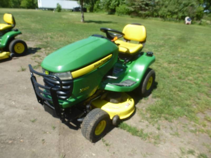 lot 7 image: John Deere X300 Lawn Tractor