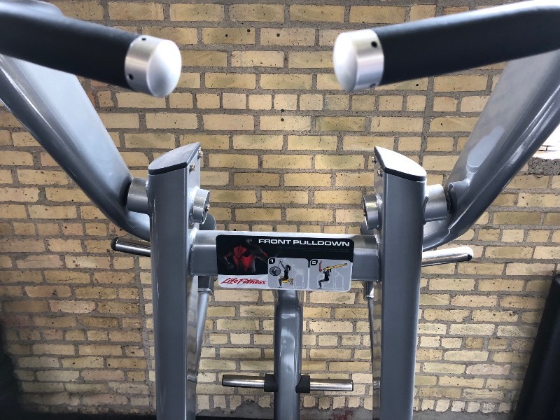 Life Fitness Signature Series Front Pulldown - Very Very Light Wear - Professional Gym Equipment