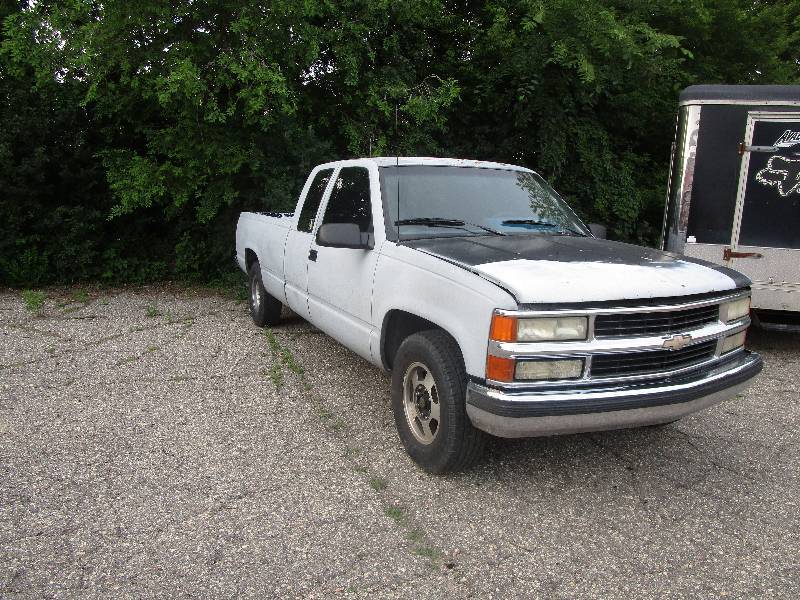 lot 3 image: 1994 CHEVY C2500 2 WHEEL DRIVE PICKUP