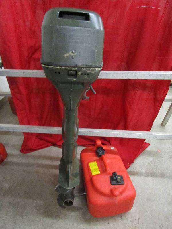 lot 9 image: Boat Motor 1994 Evinrude 15 ML This motor runs and has been run through the marine shop, ready for the water