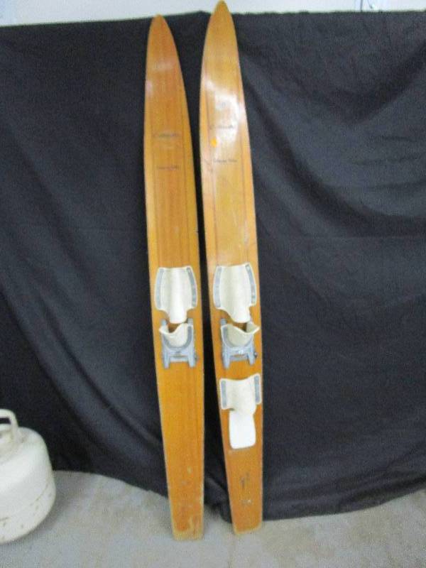 lot 18 image: Pr adult Wood water skis, Catermeran Bottom Continental