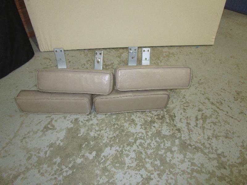 lot 61 image: 4-Arm Rests