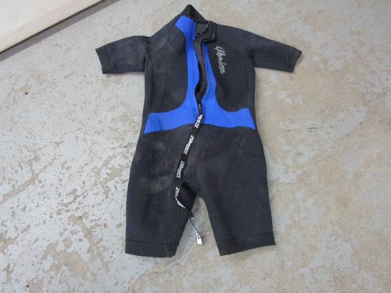 lot 80 image: Wet Suit Juniour Sz 10
