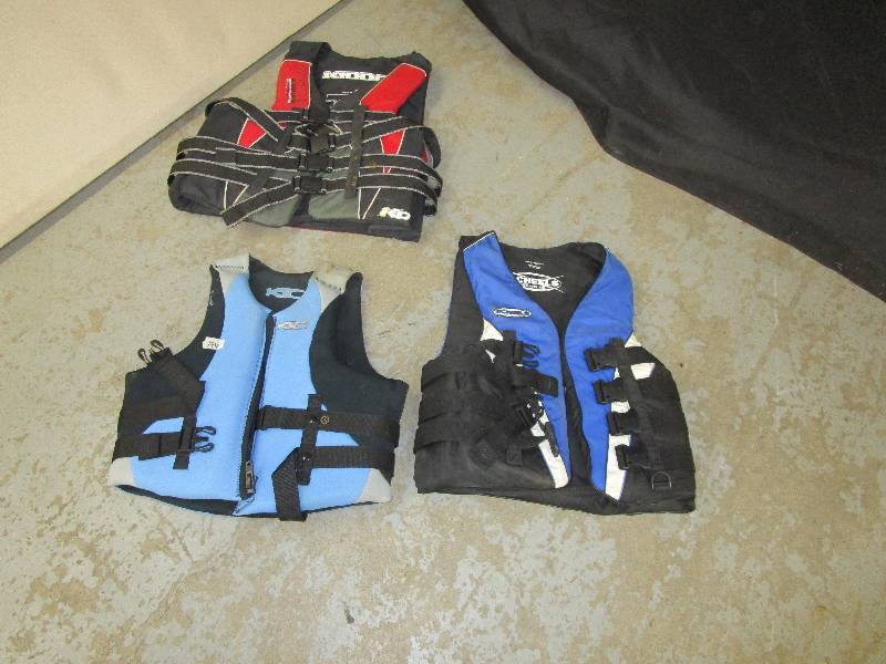 lot 64 image: 3-Life Jackets