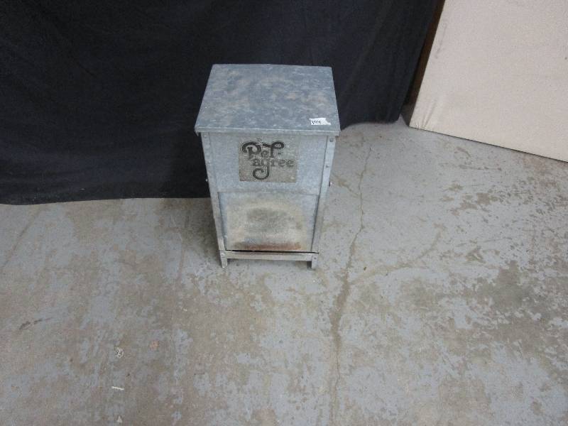 lot 104 image: Pet Self Feeder