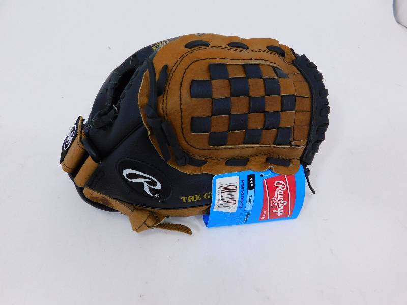 lot 36 image: Rawlings Youth Baseball Glove