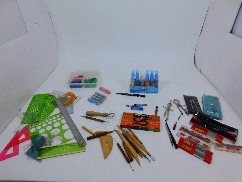 lot 49 image: Art & Drafting Supplies