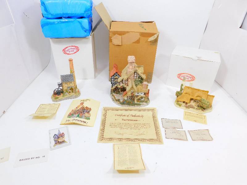 lot 60 image: Authentic David Winter Collectibles