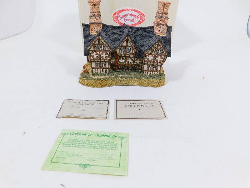 lot 69 image: Authentic David Winter Collectibles