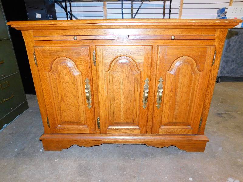 lot 68 image: Oak  Buffet Cabinet