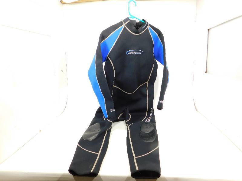 lot 87 image: NEOsport Wetsuit