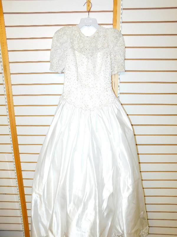 lot 99 image: Wedding Dress       Size 8